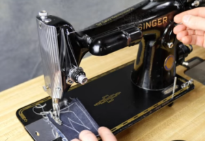 Die Singer 201-2 Nähmaschine bietet einfache Geradstichnähte und hat keine Rückwärtsstichfunktion
